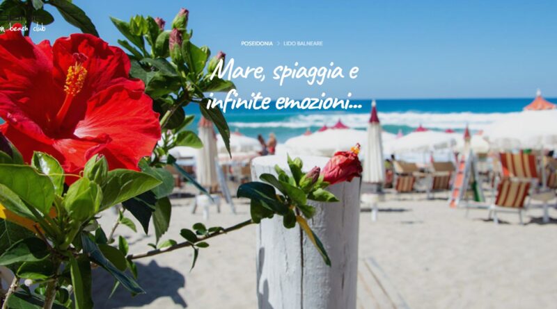Bright beach club scene with a red hibiscus in the foreground, lounge chairs and umbrellas on the sand, blue sea in the background; overlay reads 'Mare, spiaggia e infinite emozioni…'